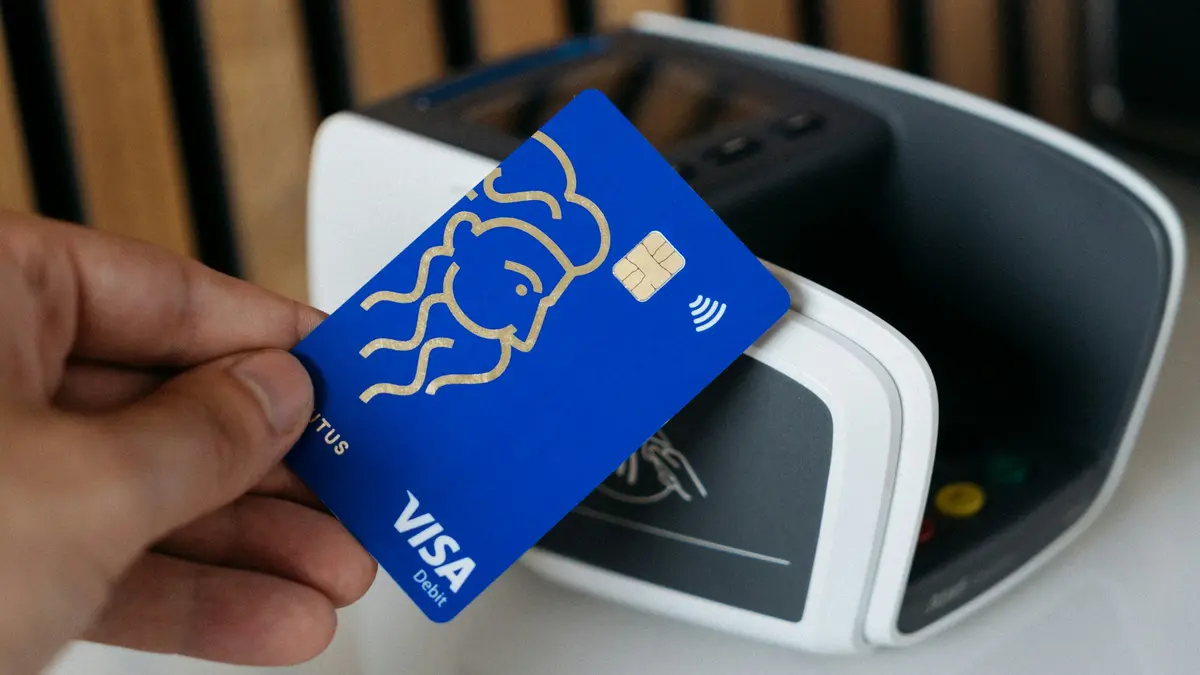 TradFi Meets Crypto: Schwab, Visa and Coinbase Expand Digital Asset Services