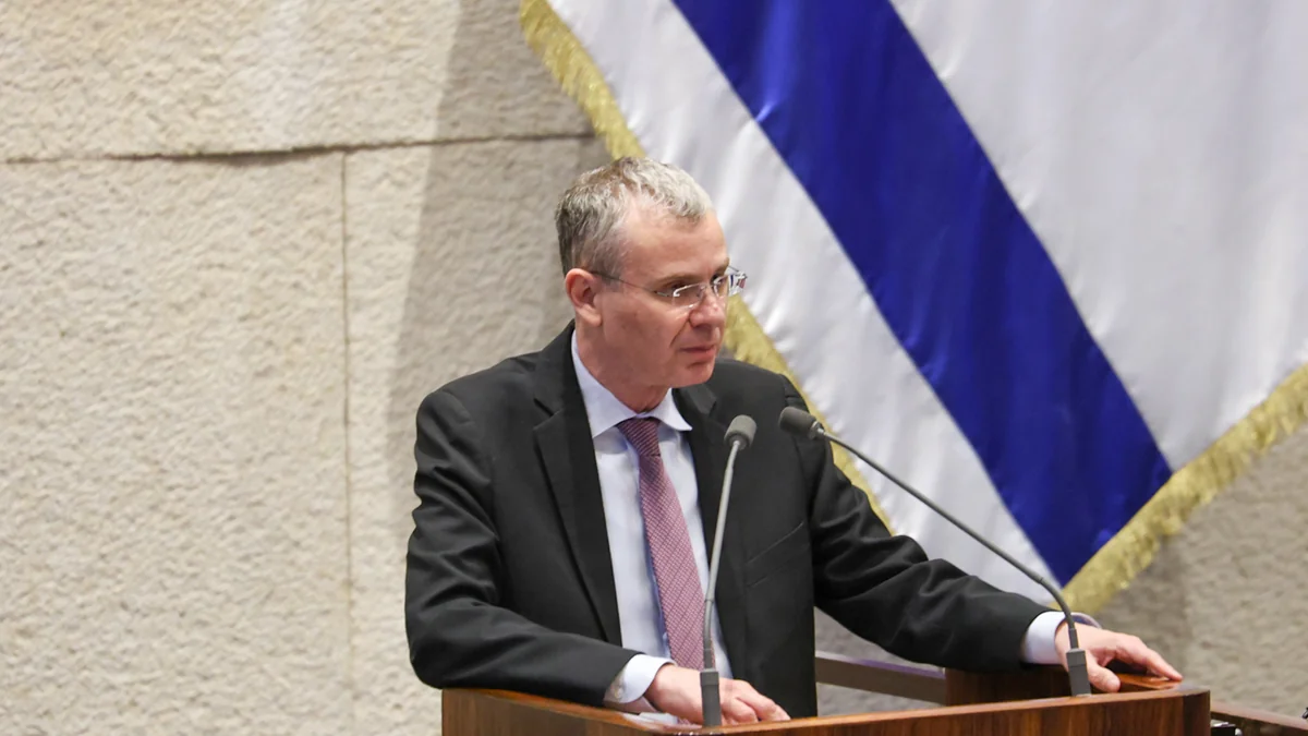 Israeli Polls Diverge as Minister Yariv Levin Faces Hostile Reception at Football Match