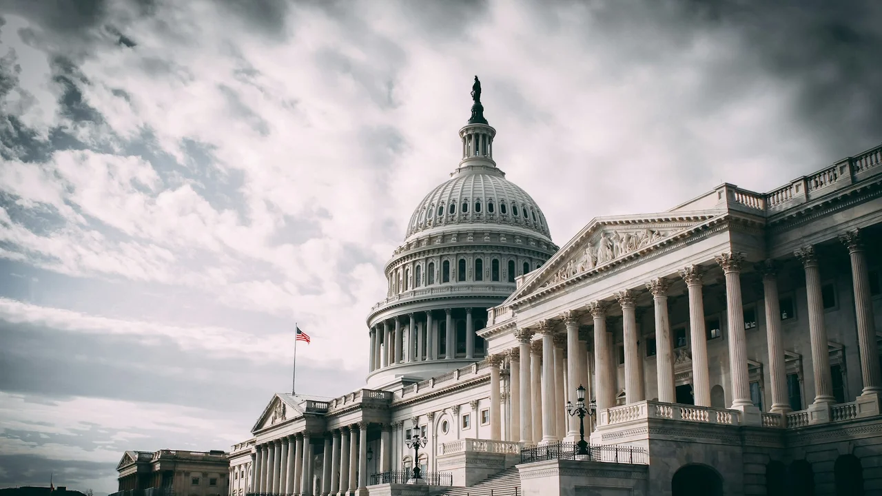 Élections de mi-mandat aux États-Unis : forte mobilisation et course serrée