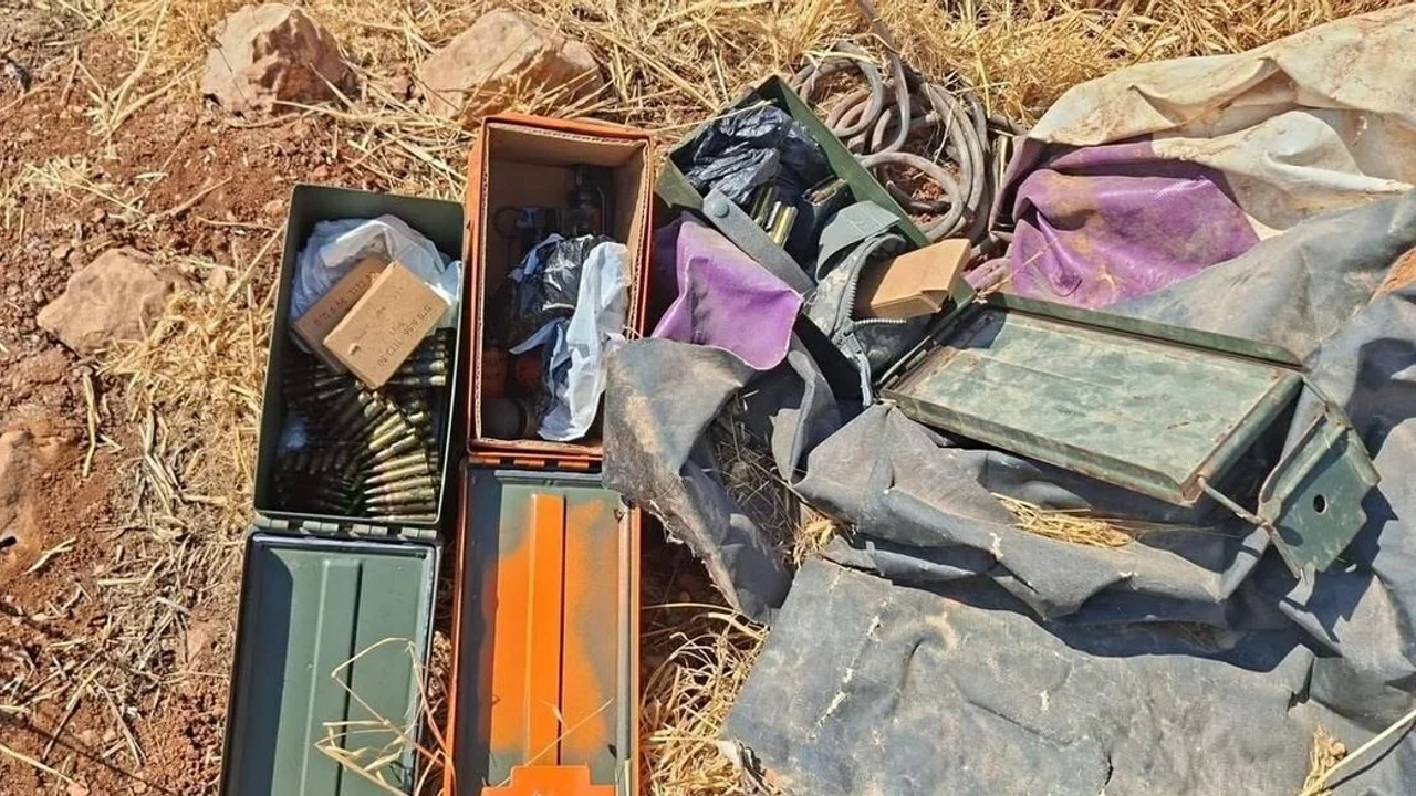 Тайник с оружием обнаружен в форпосте в округе Биньямин; полицейские подверглись нападению, а толпа отбила подозреваемого