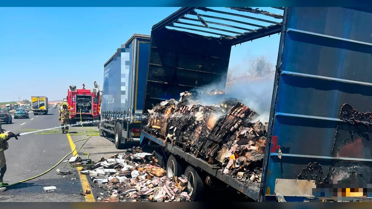 Truck caught fire on Highway 6 near Kiryat Gat