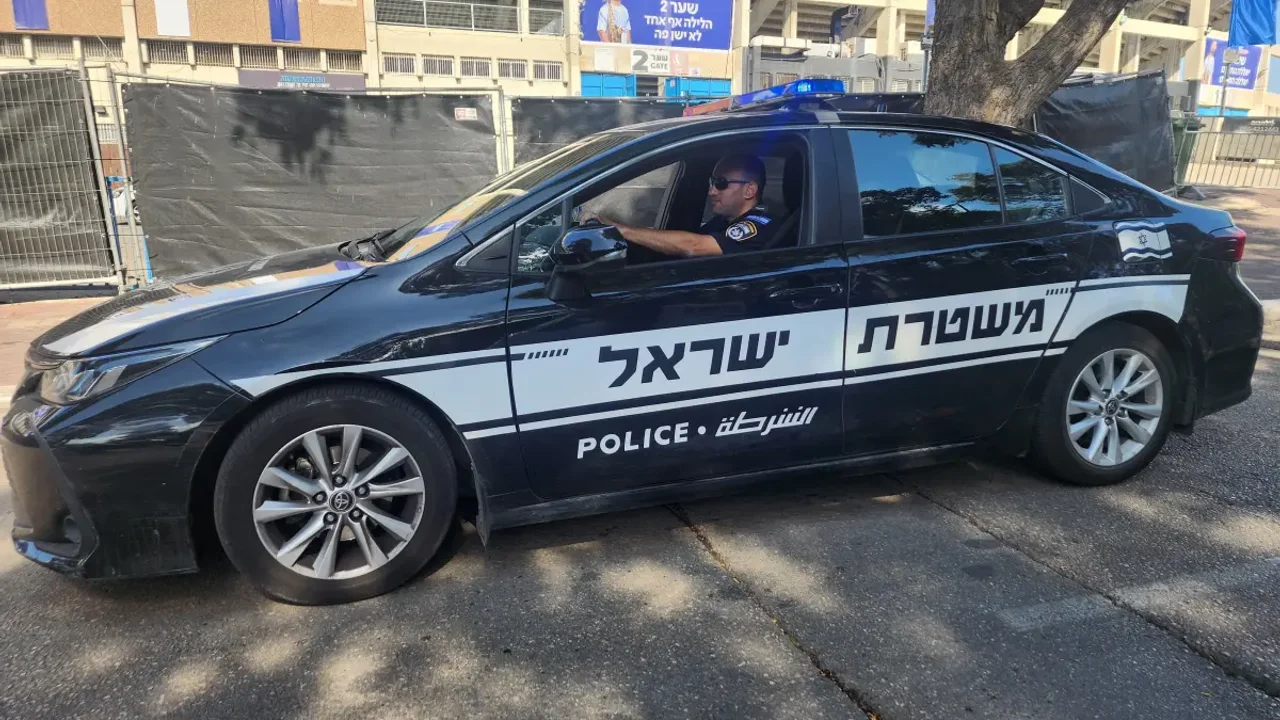 В Ашдоде задержан подросток за опасную езду с человеком на крыше авто