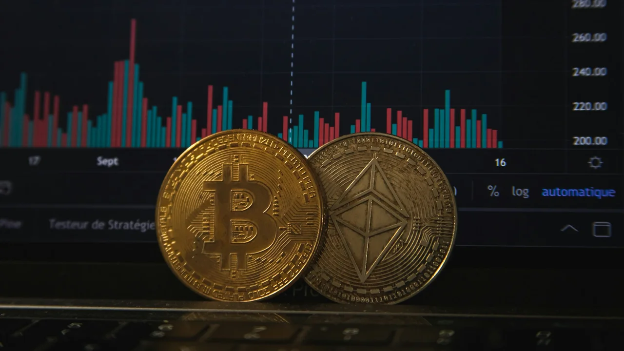 Рынок криптовалют восстанавливается: Биткоин превысил 83 000 долларов на фоне роста XRP