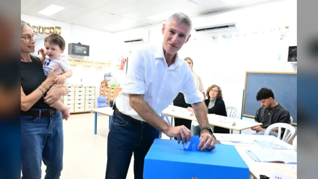 Armed Suspect Detained Near Yair Golan During Tel Aviv Campaign Tour