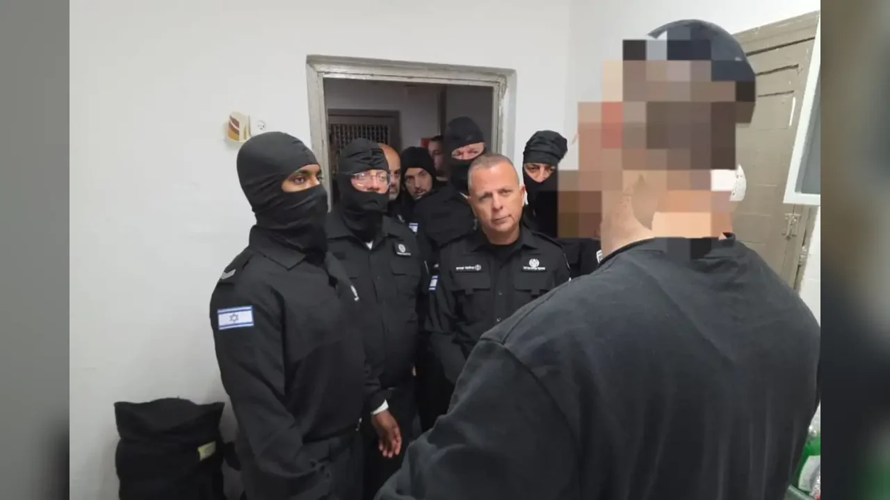 Ben Gvir Confronts Security Prisoner in Gilboa Prison Video