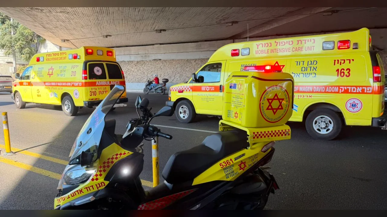 Accident on Ayalon: Two motorcyclists seriously injured after being hit by a bus