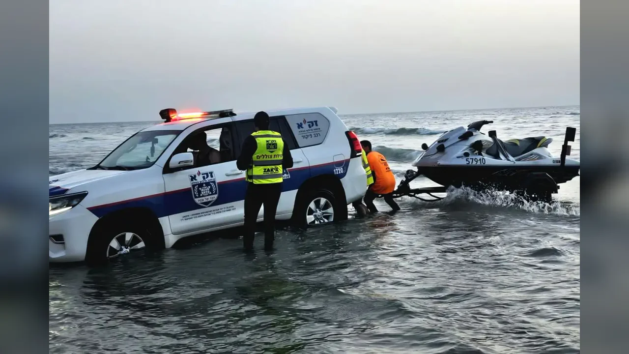 В Хайфе спасатели вытащили из воды унесенную течениями пловчиху