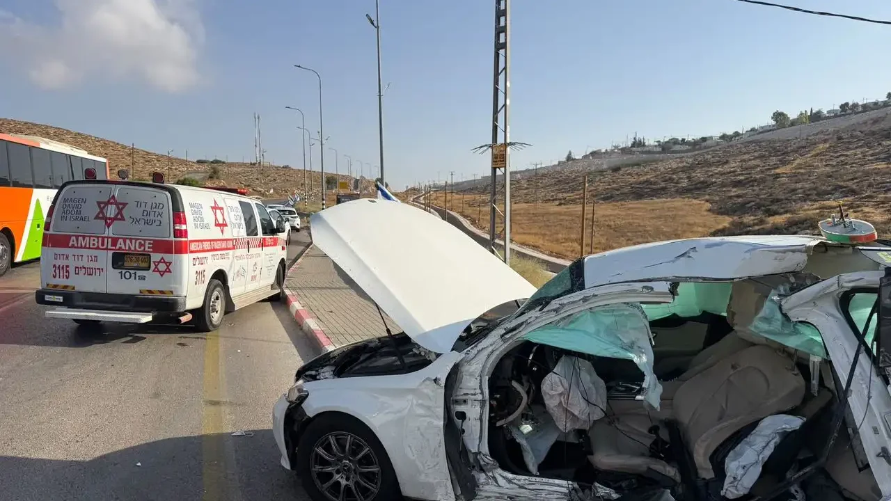 Man Killed in Bus-Taxi Collision on Route 458 Near Ma'ale Michmash