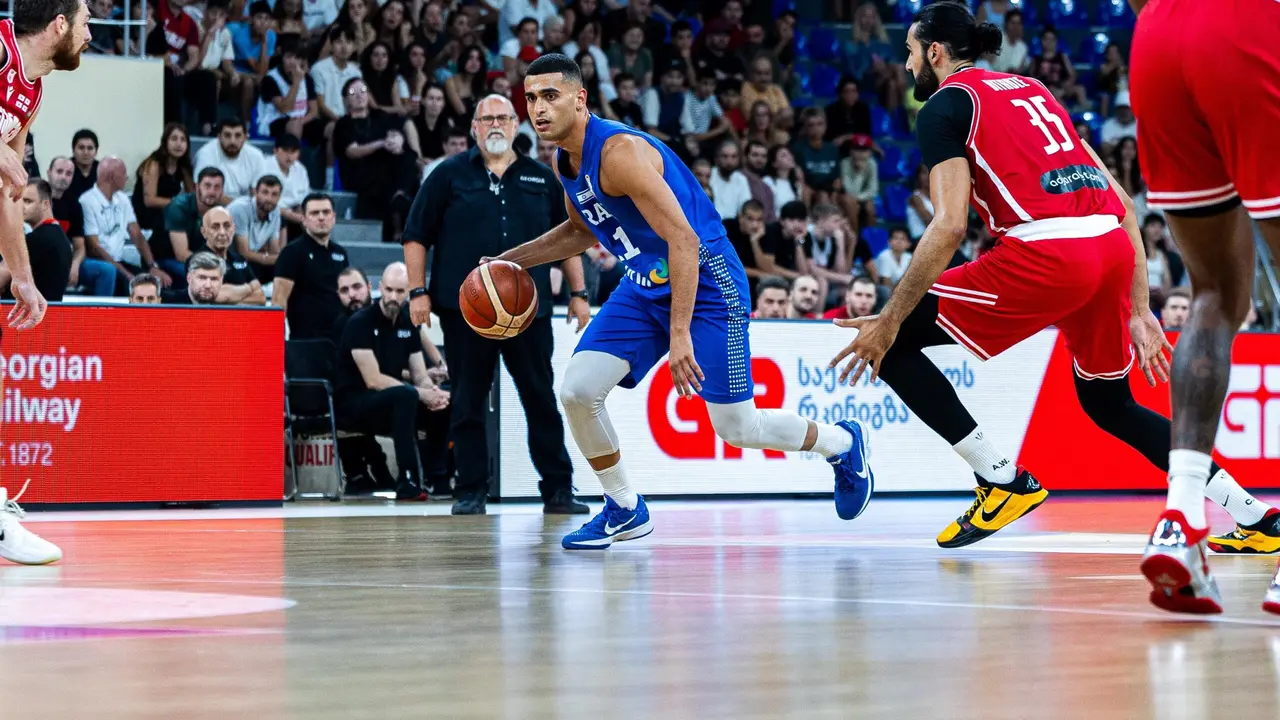 La chanteuse Mor Revaei vise le basketteur Yam Madar dans son nouveau titre