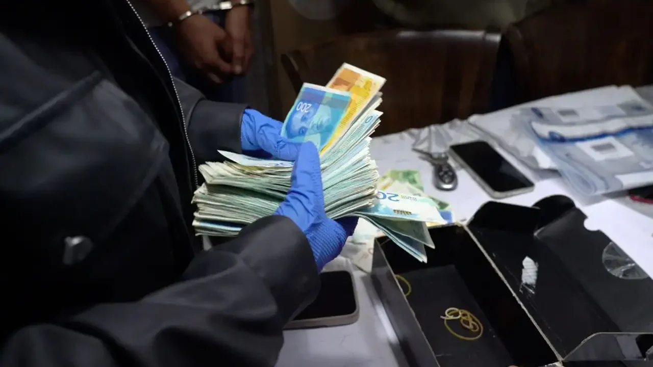 Quatre Arrestations dans une Vaste Enquête Financière Liée au Football