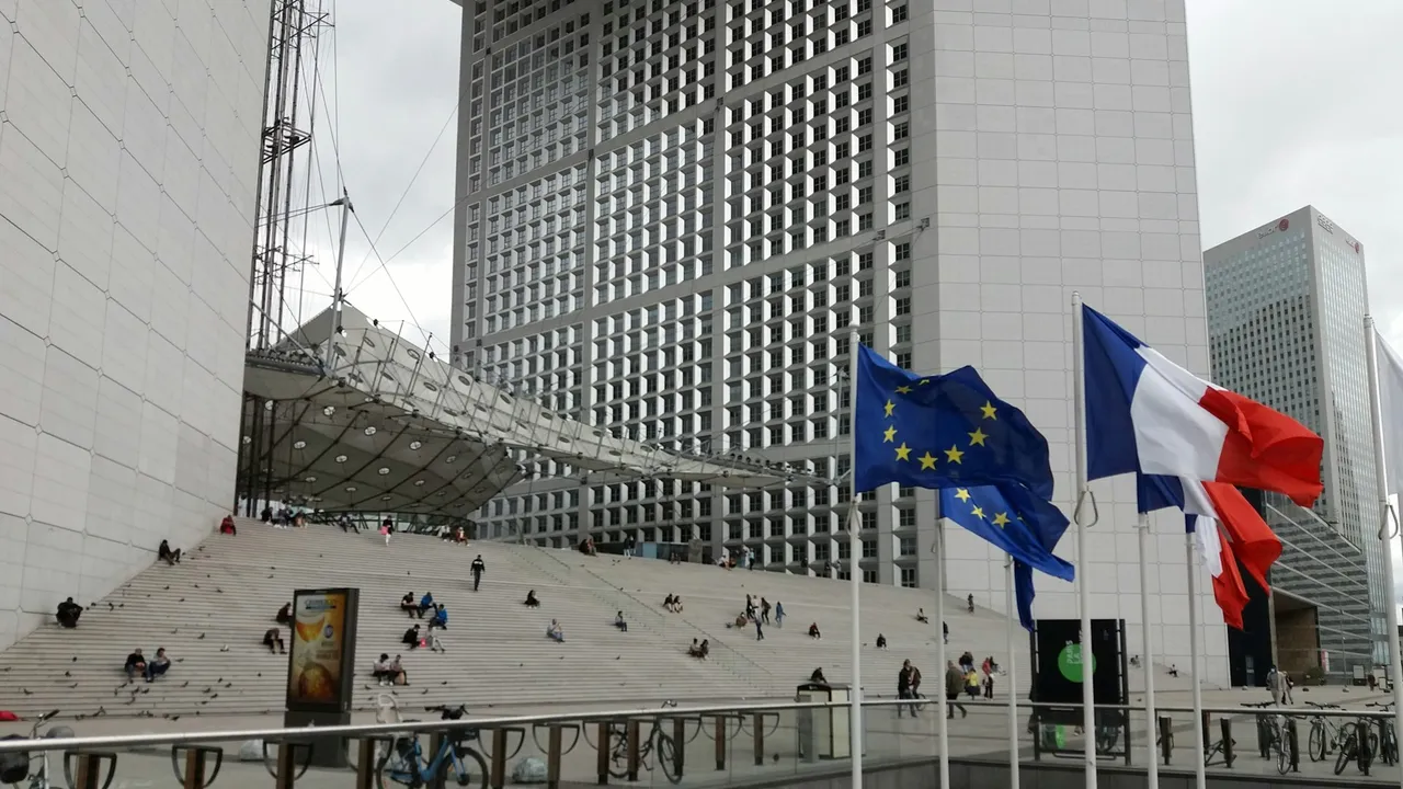 La France face aux répercussions des émeutes et à la hausse des taux d'intérêt